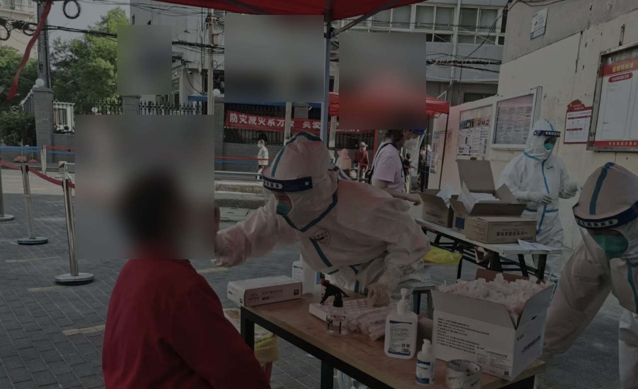 经过模糊处理的临床一线采样场景